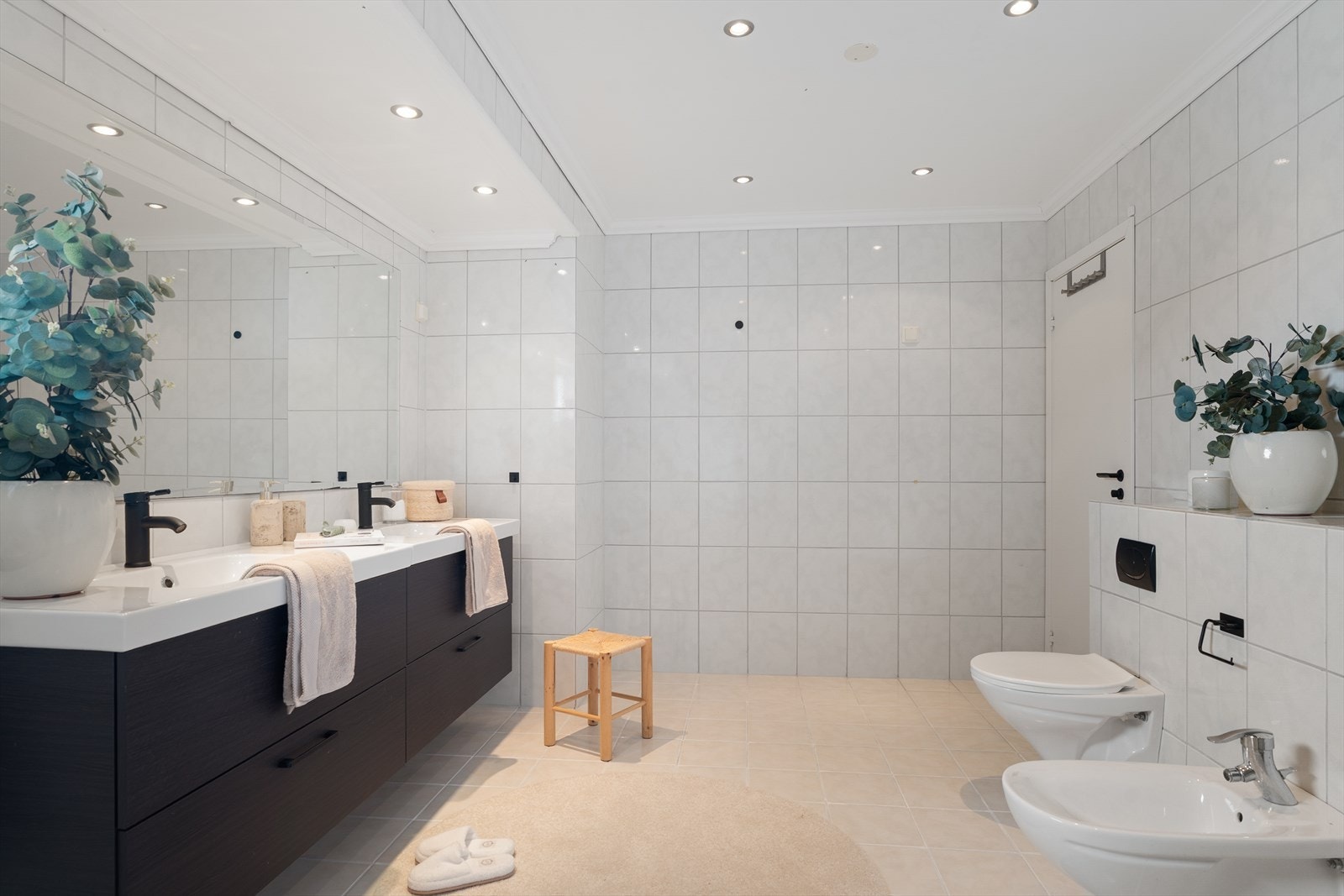 Moderne innredning med god plass til oppbevaring Galleribilde