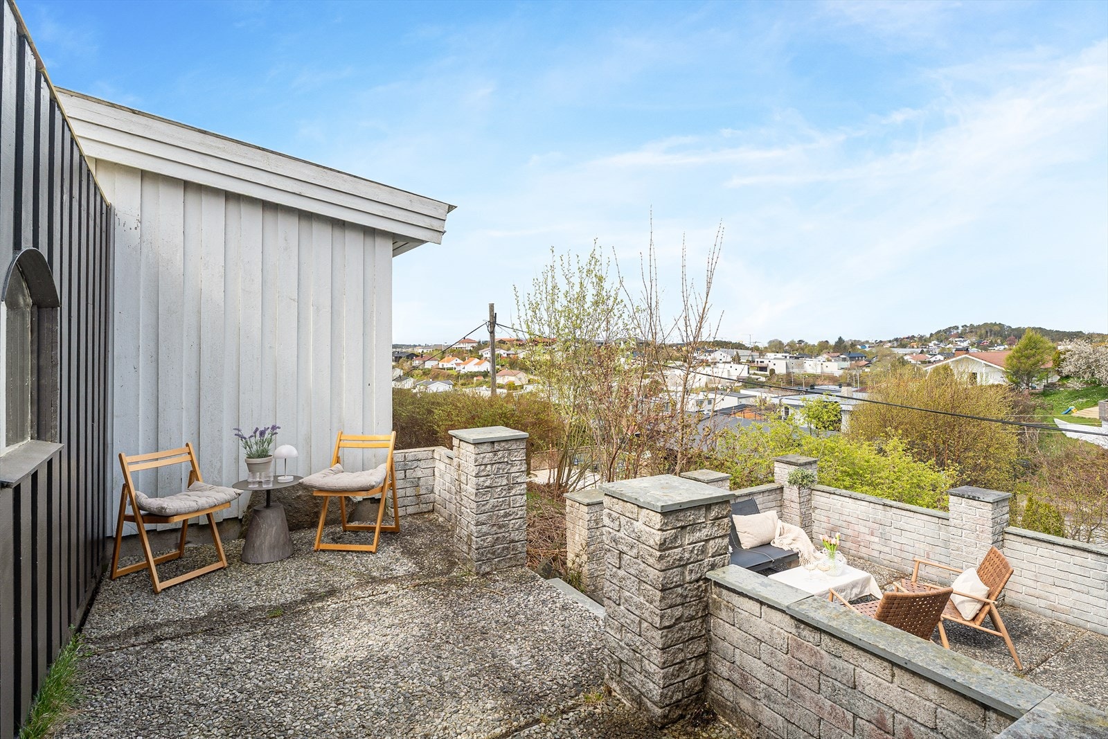 Vestvendt terrasse med gode solforhold Galleribilde