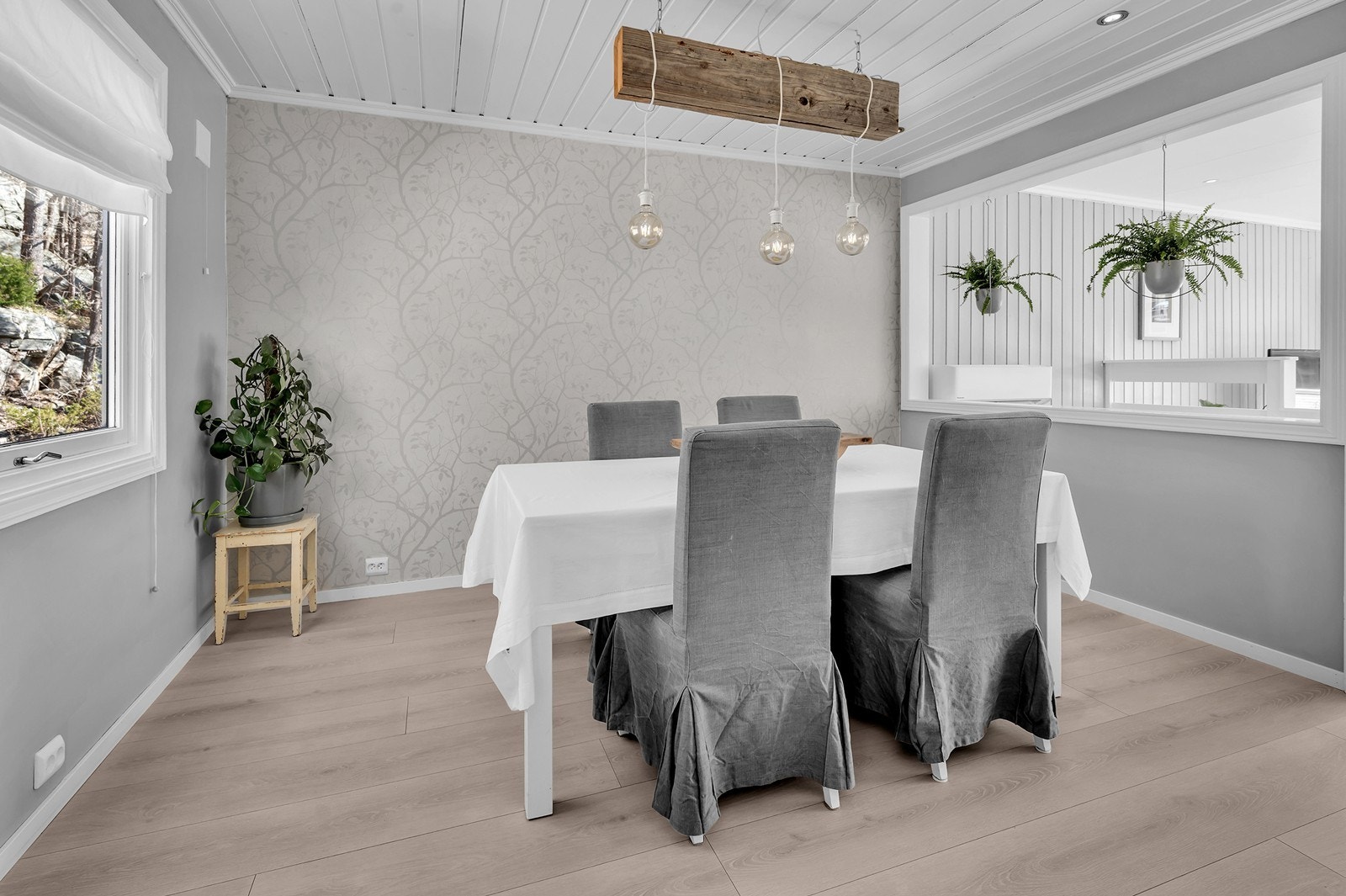Opprinnelig var spisestuen et soverom. Veggene er revet ned til fordel for spisestue. Det er mulig å sette opp nye vegger for ekstra soverom. Galleribilde