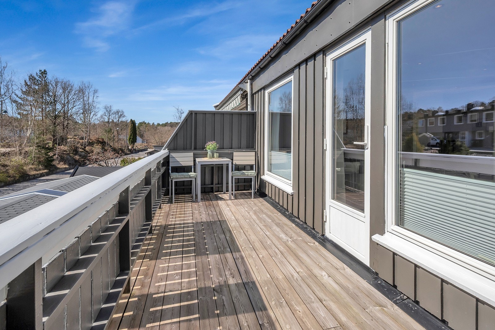 Fra stuen har man direkte adgang til solrik veranda. Galleribilde