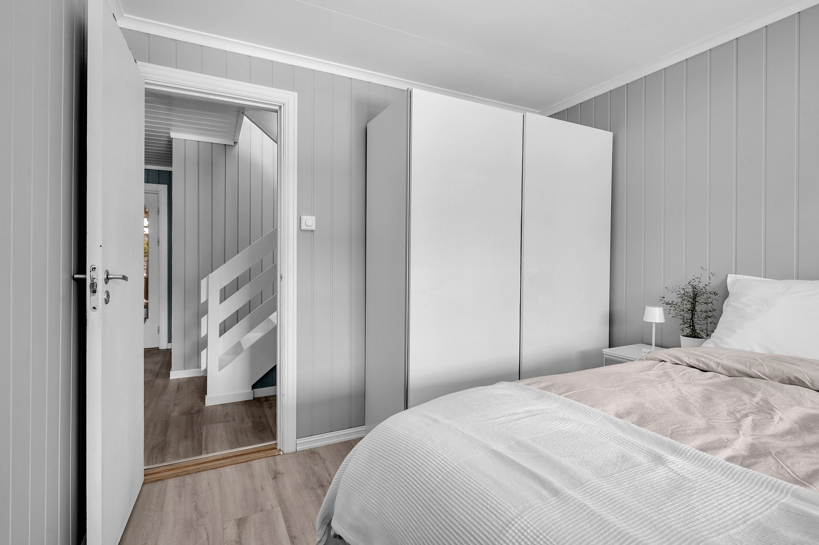 Plass til dobbeltseng, garderobe og nattbord på hver side. Galleribilde