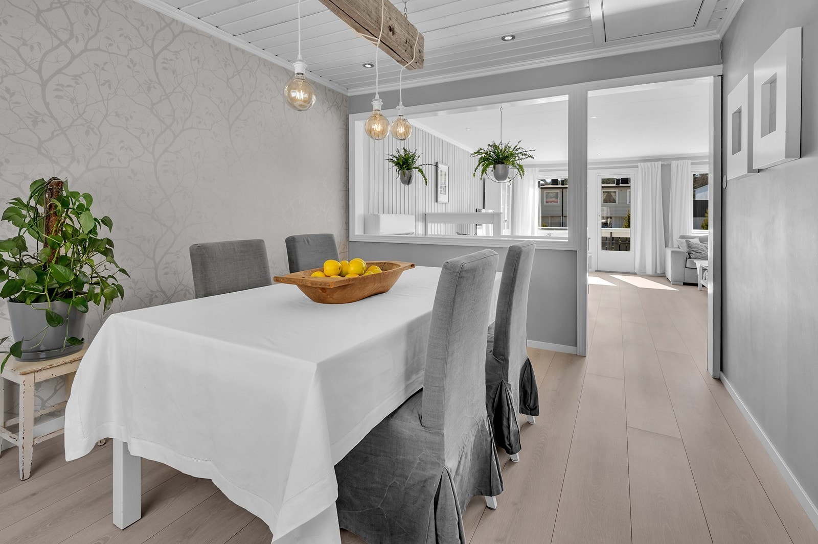 Spisestue hvor man har plass til å samle hele familien! Galleribilde