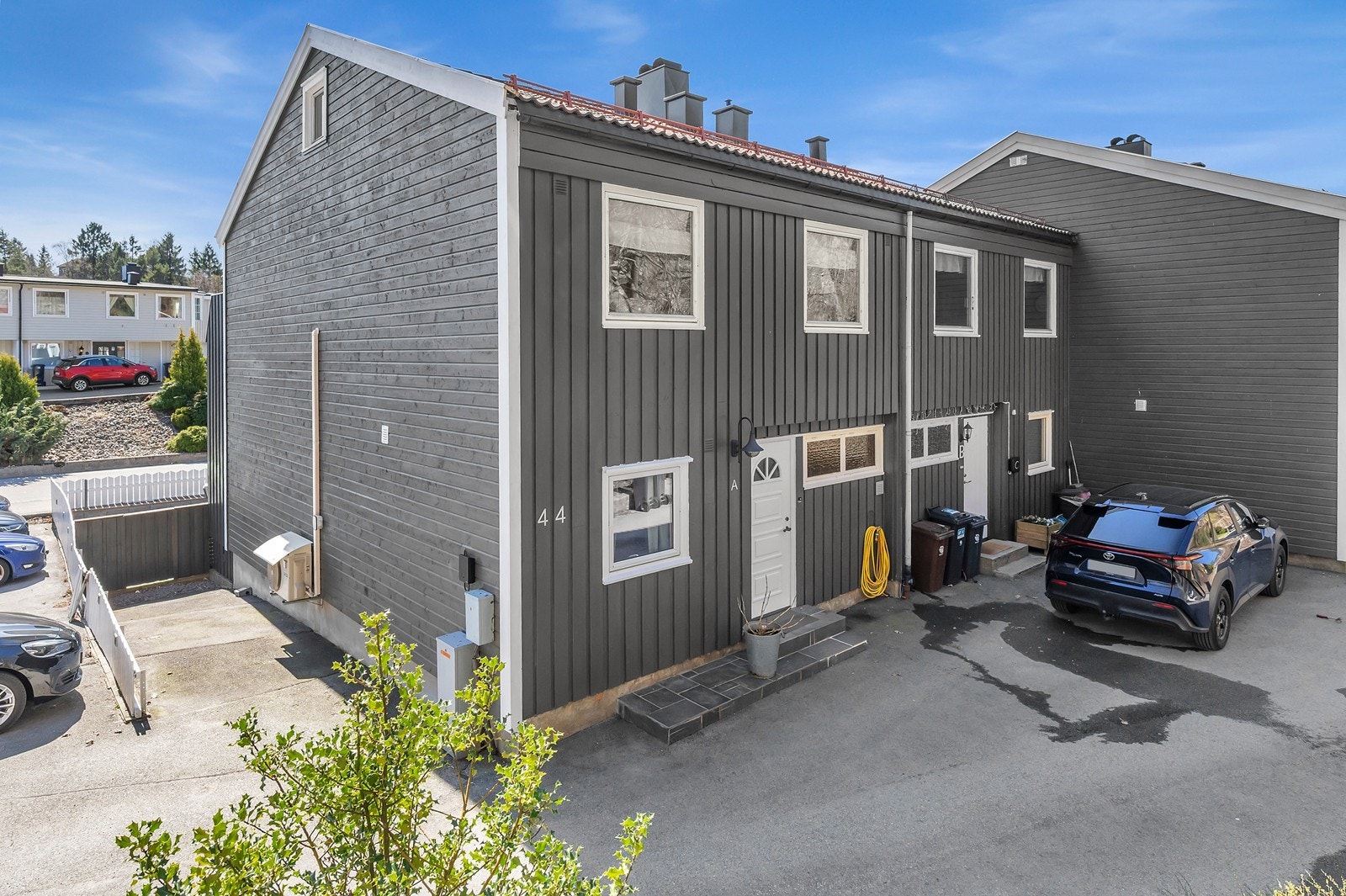 Rekkehuset ligger på fint til på hjørnet. Det følger med parkeringsplass og EL-lader. Galleribilde