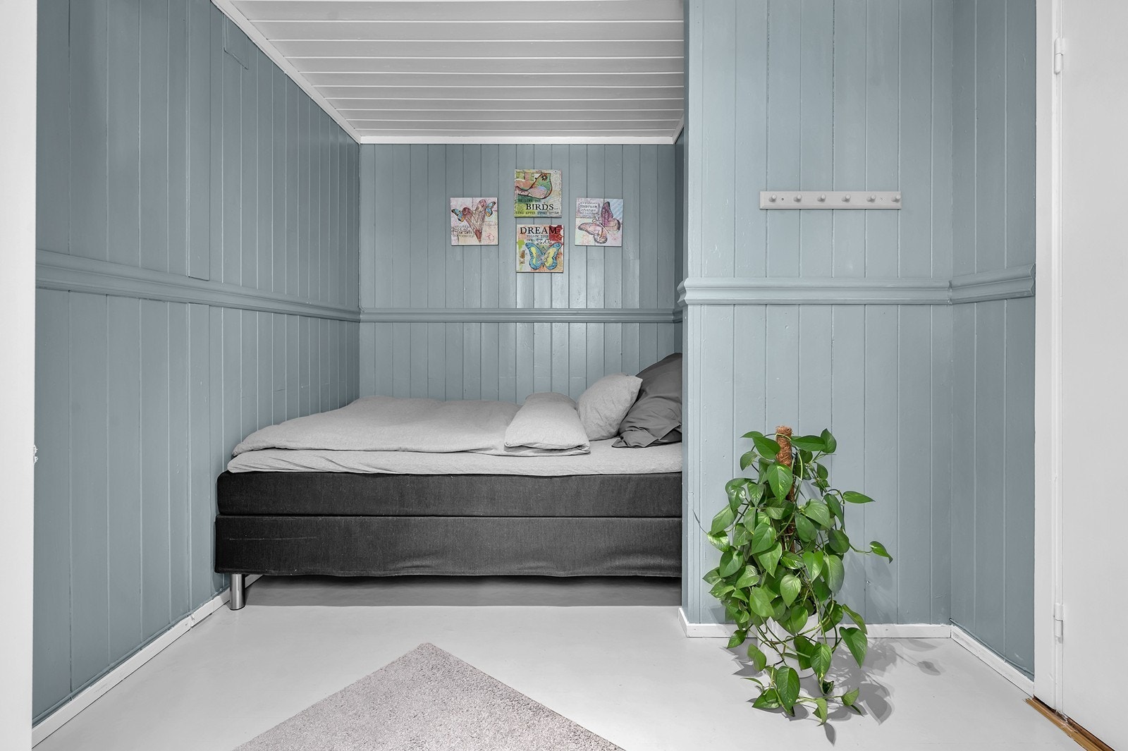 Plass til seng, garderobe og skrivebord. Galleribilde