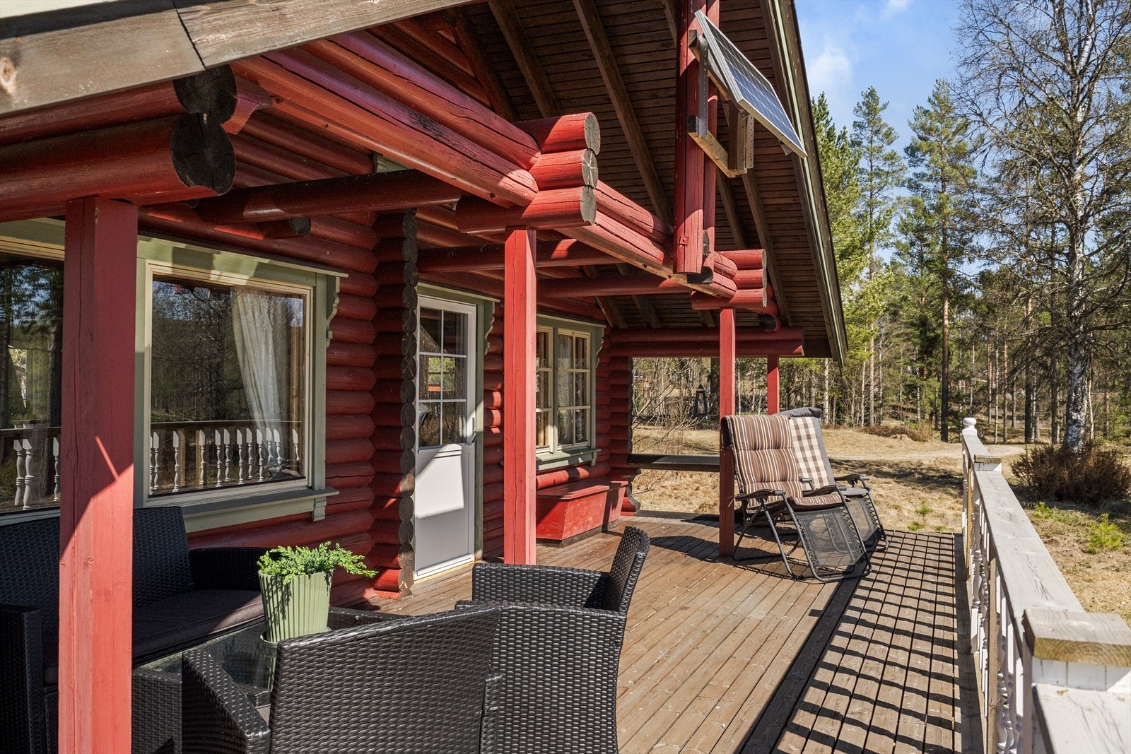 Det er utgang til solrik terrasse fra stuen. Terrassen er på ca. 59 m² og deler med takoverbygg. Galleribilde