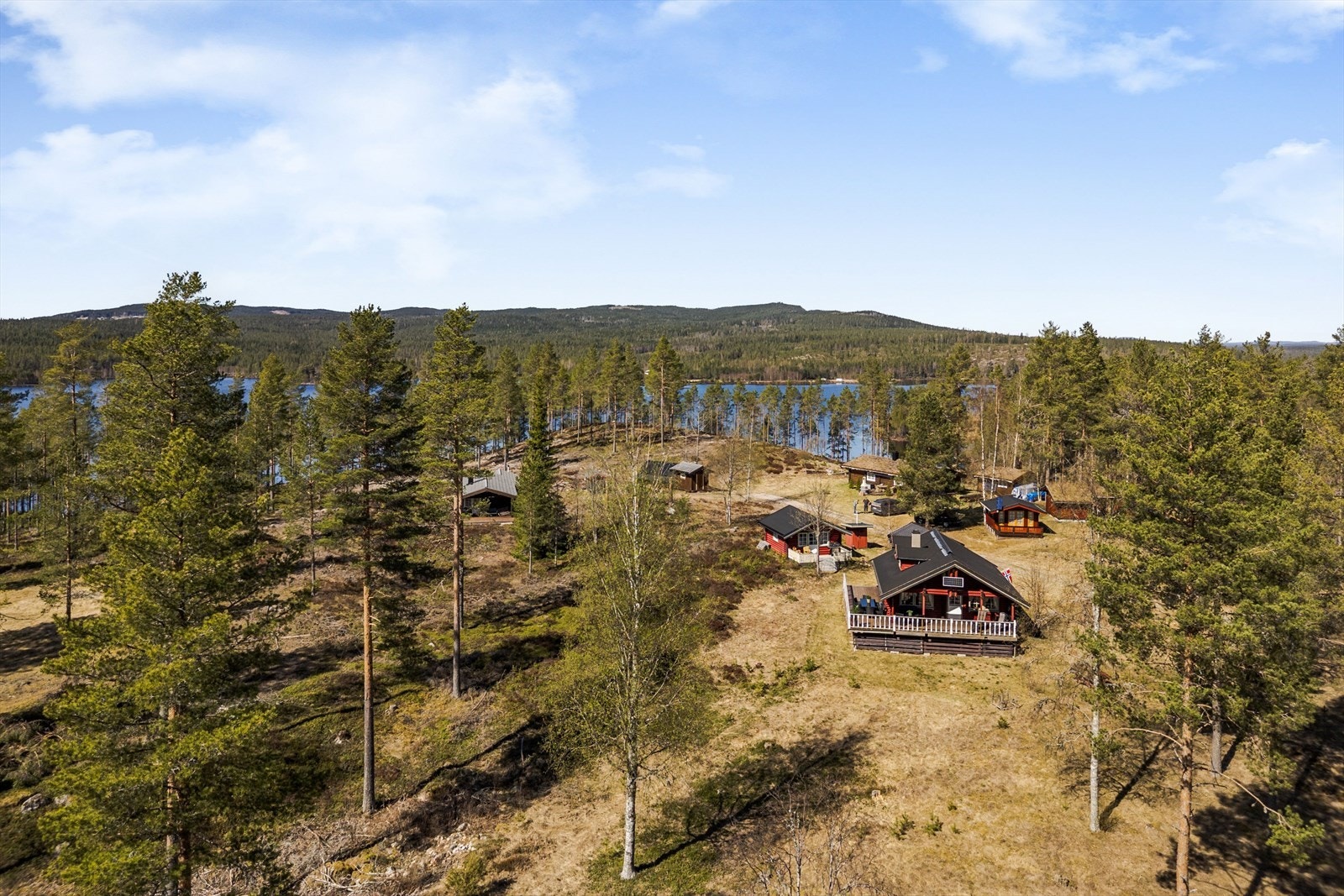 Eiendommen ligger midt i Innlandets store skogsområder som er kjent for et rikholdig dyreliv og et eldorado av friluftsmuligheter. Galleribilde