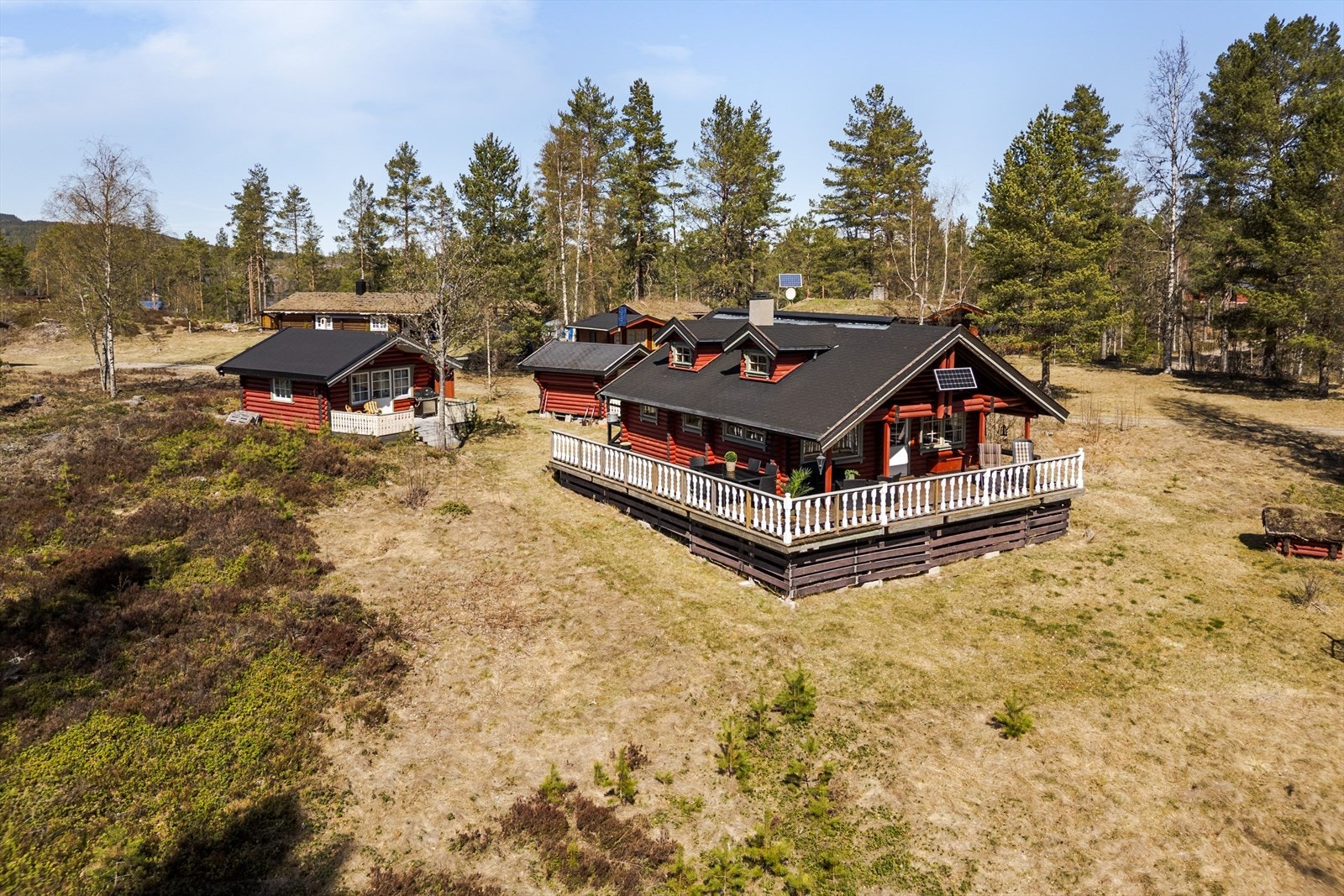 Eiendommen består av tømmerhytte, anneks, stabbur og utedo. Galleribilde