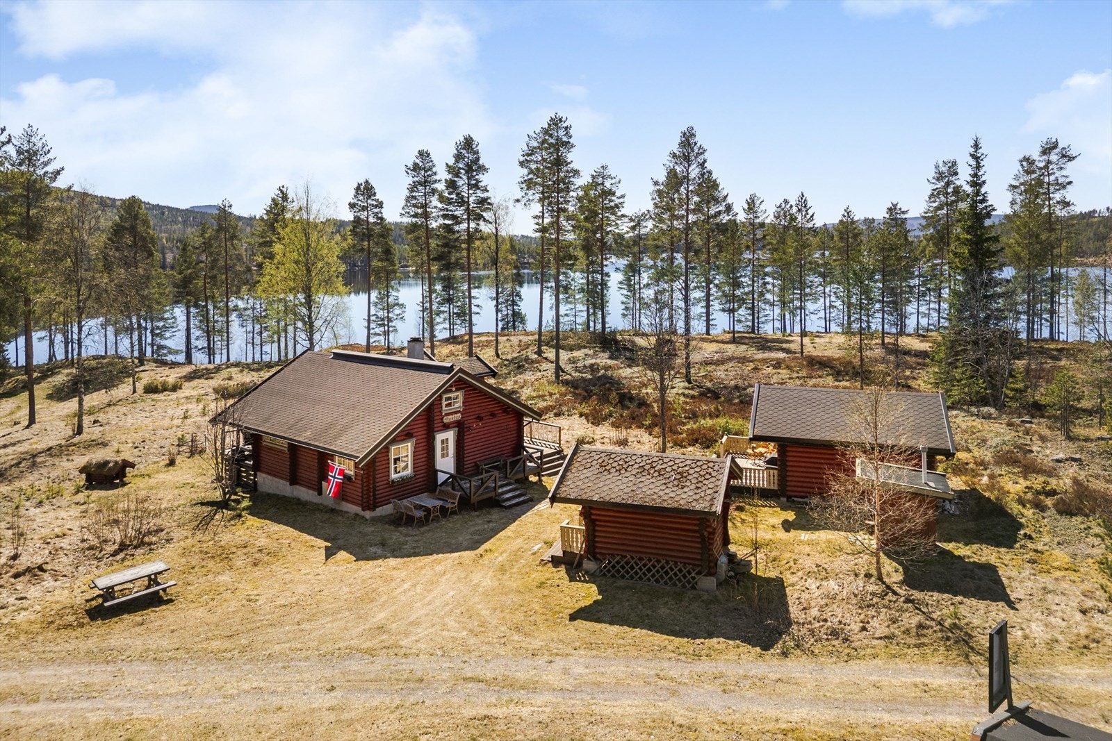 Velkommen til dette hyttetunet som ligger idyllisk til ved Halsjøen! Foto: Husfoto v/ Bernat Tubau. Galleribilde