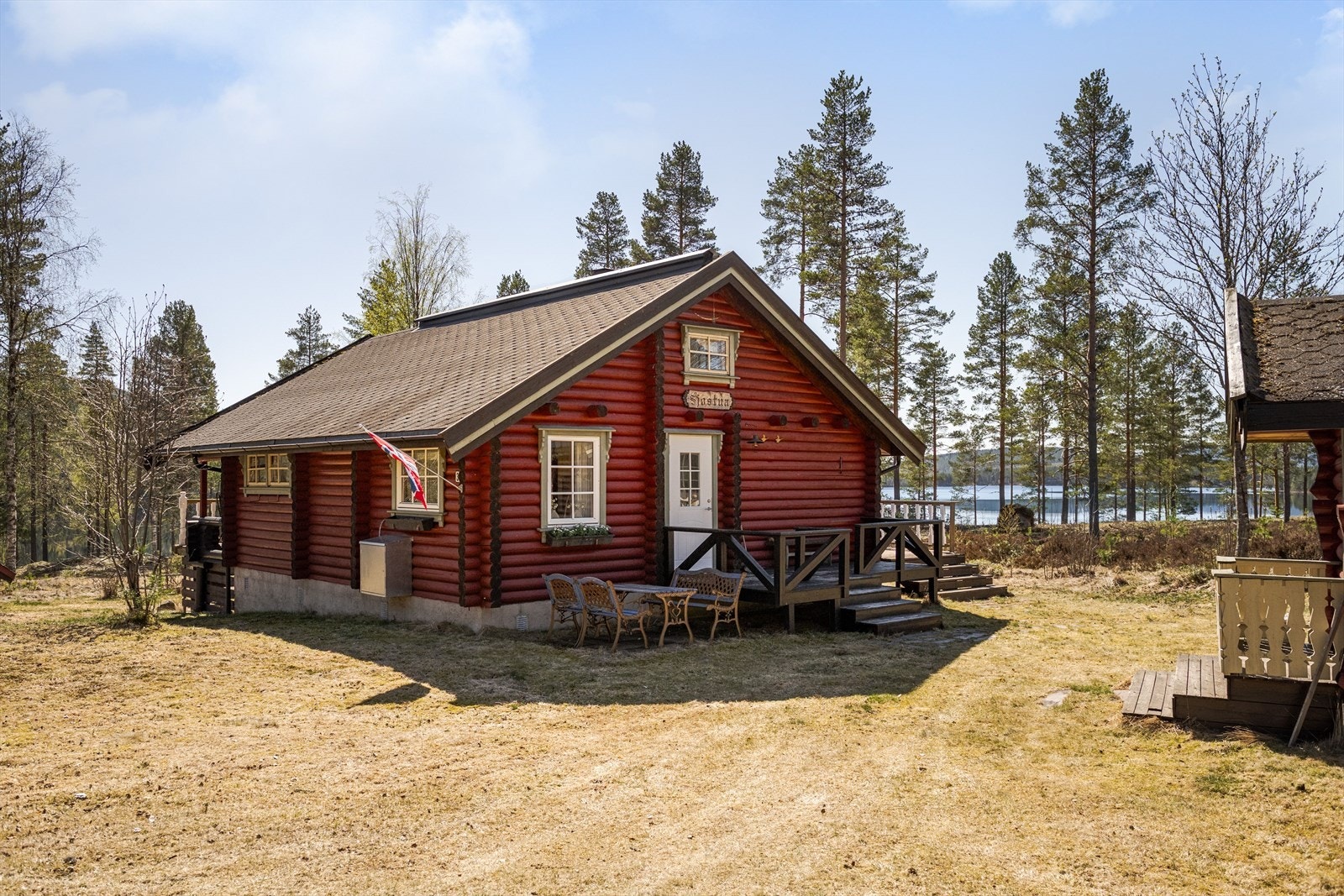 Tømmerhytte bygget i 1989 som fremstår godt ivaretatt. Galleribilde