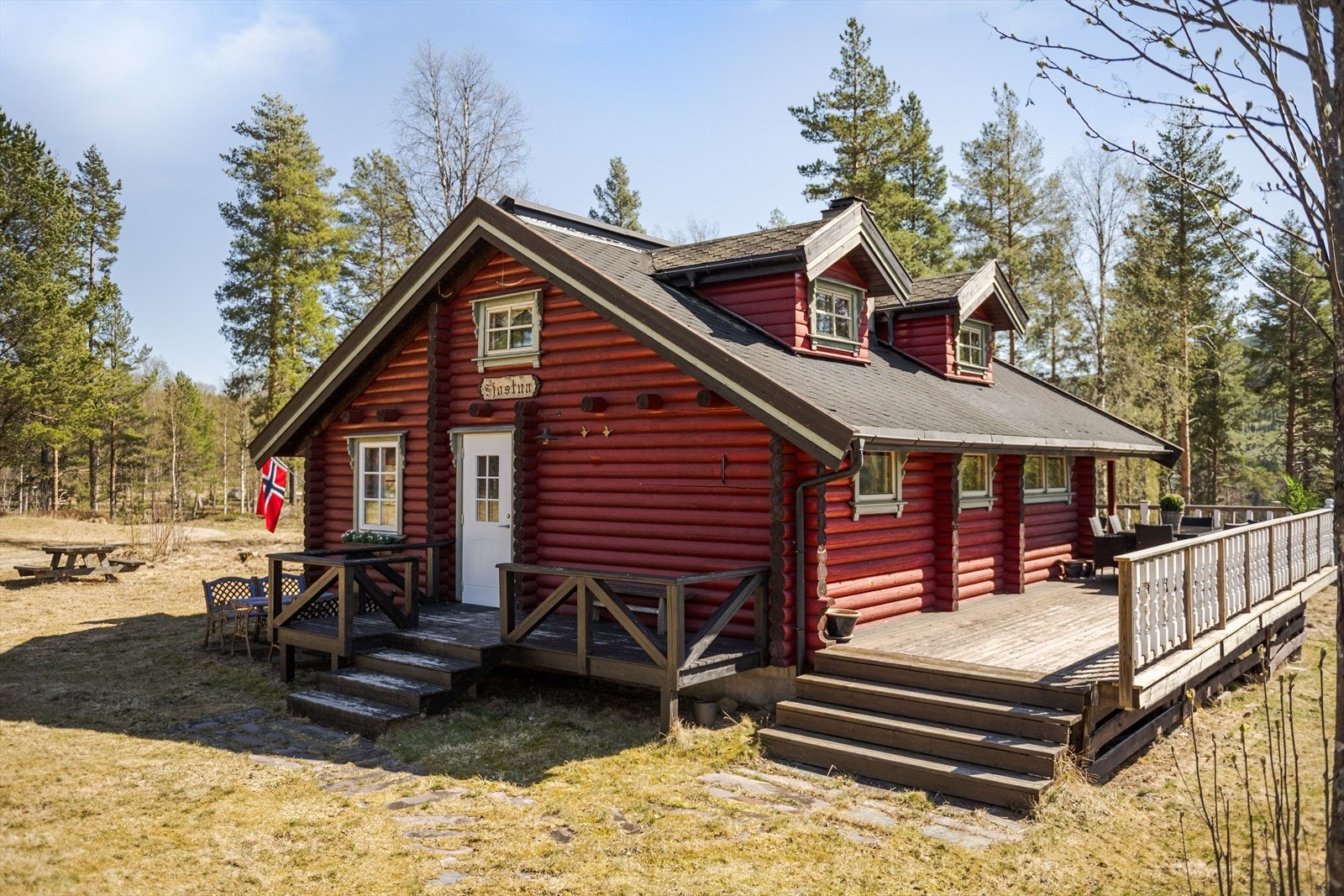 Ved inngangspartiet er det platting på ca. 7 m². Galleribilde