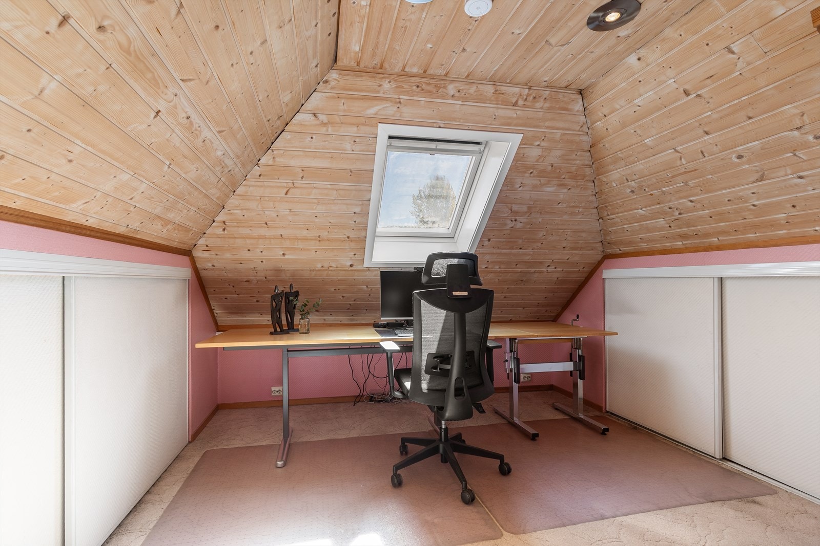 Rom innredet som kontor med lagring i knevegg Galleribilde