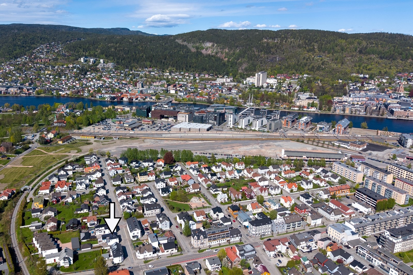 Beliggenheten er helt ypperlig, med gangavstand til alt man trenger i hverdagen Galleribilde