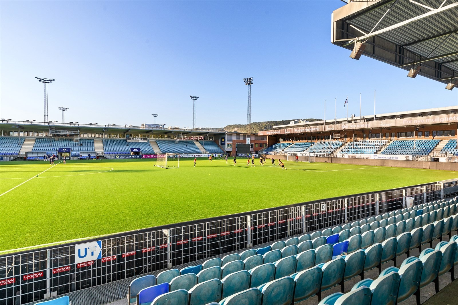Marienlyst ligger like ved, og har blant annet treningssenter, svømmehall - og ikke minst stadion, som er stedet å være på søndager - hvor man kan følge kampene til Strømsgodset Galleribilde