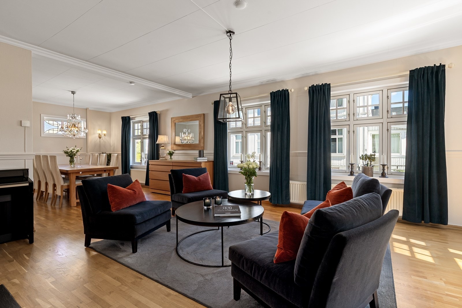 Huset har store vinduer som gir rikt med lysinnslipp, vinduer fra 2005 Galleribilde