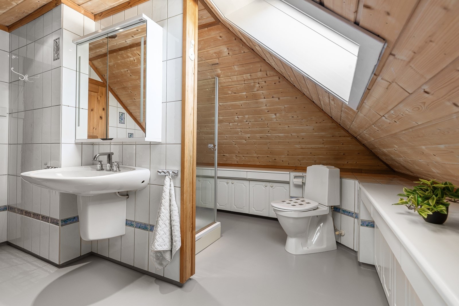 Badet inneholder både dusj og badekar Galleribilde