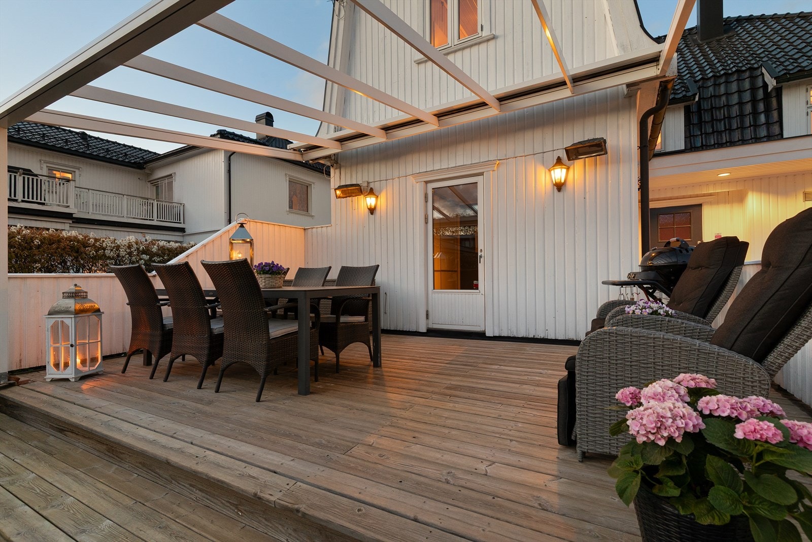 Terrasse med moderne pergolaløsning Galleribilde