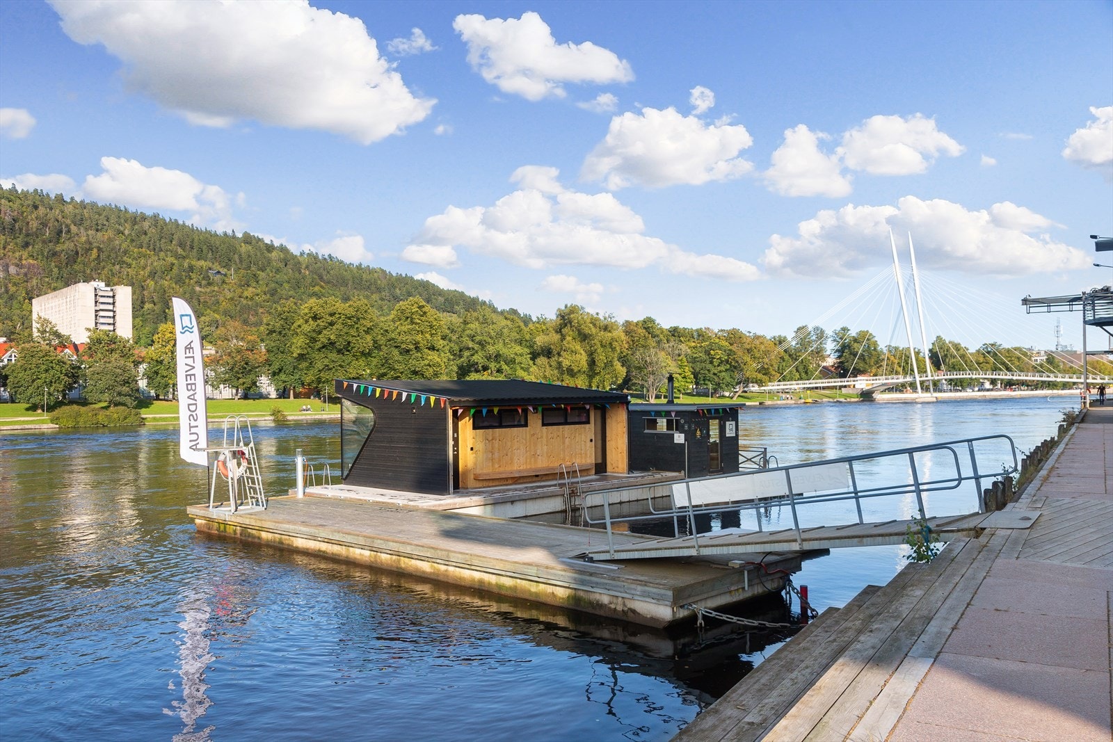 Ælvebadstua er et attraktiv tilbud i nærmiljøet, med både drop-in løsninger, booking av privat badstue, løpegrupper, ulike ritualer mm. Galleribilde