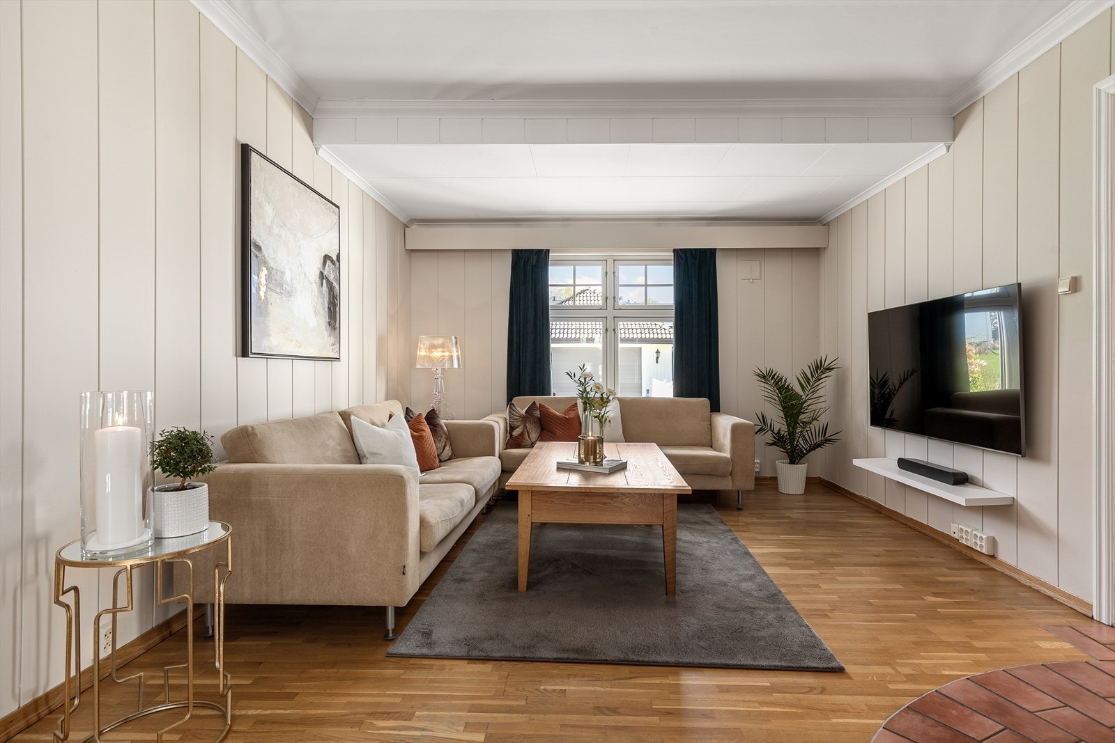 Inn fra hall kommer man inn til flotte stuer Galleribilde