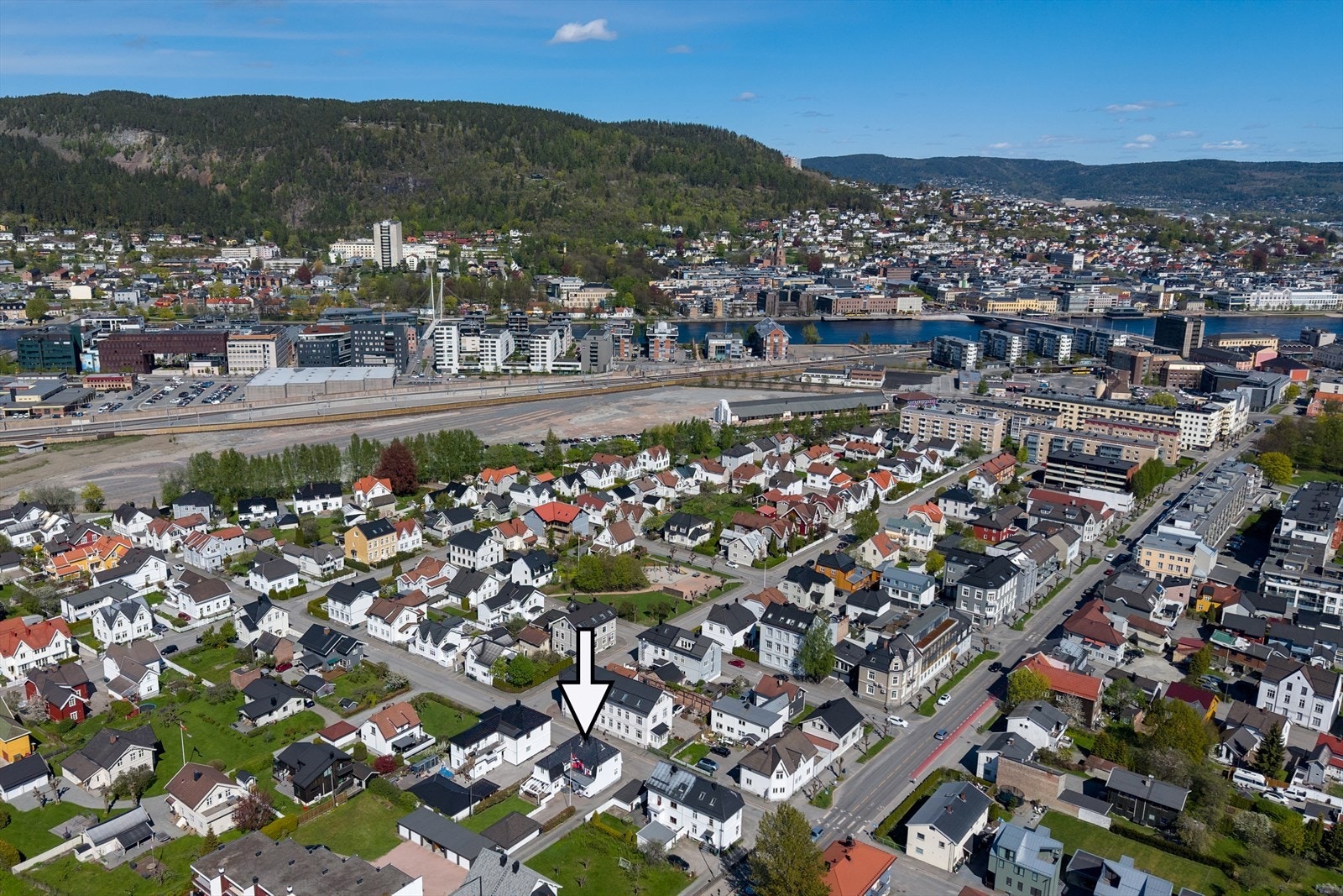 Fra huset er det kort gang-/sykkelavstand til togstasjonen, samt umiddelbar nærhet til bussholdeplass Galleribilde