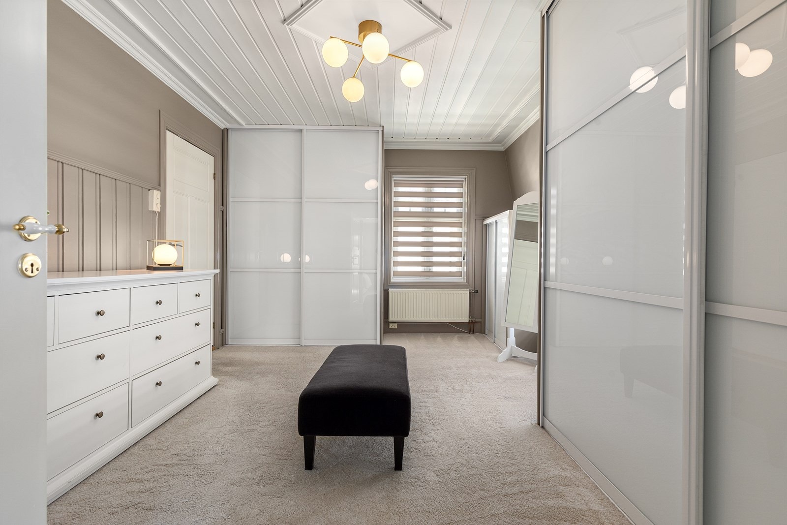 Walk-in-closet/soverom 4 er meget romslig og har rikt med garderobeplass Galleribilde