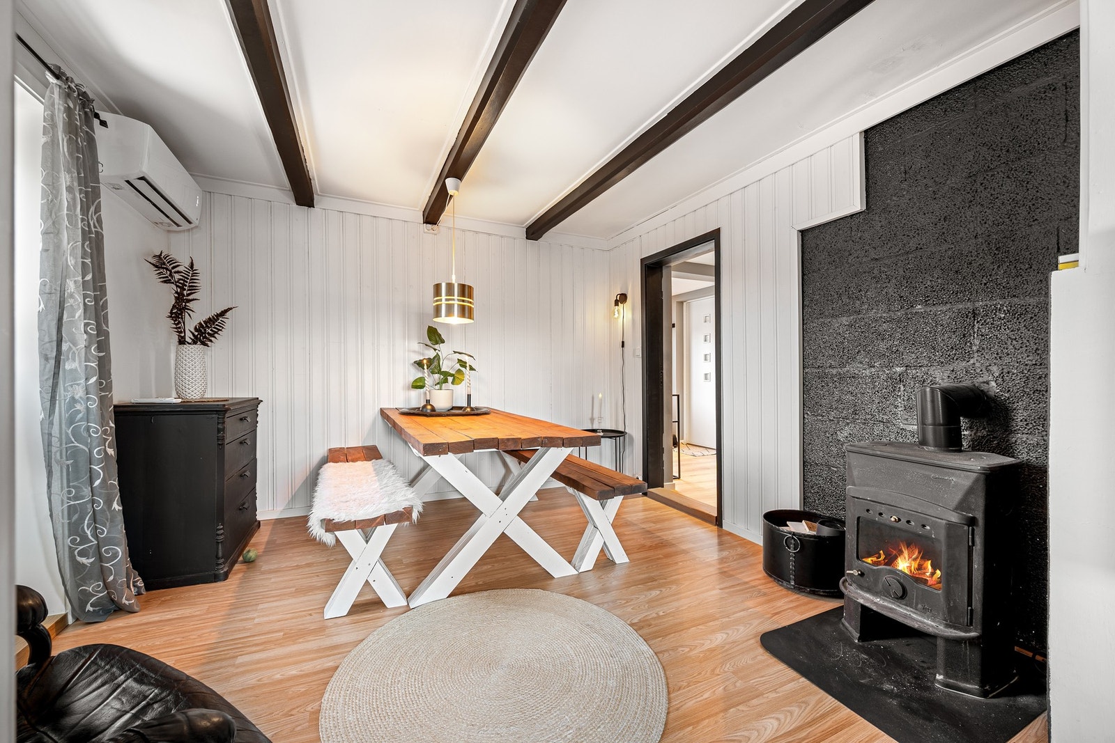 Varmepumpe ble installert i 2023, i tillegg kan du fyre med ved for ekstra varme og hygge Galleribilde
