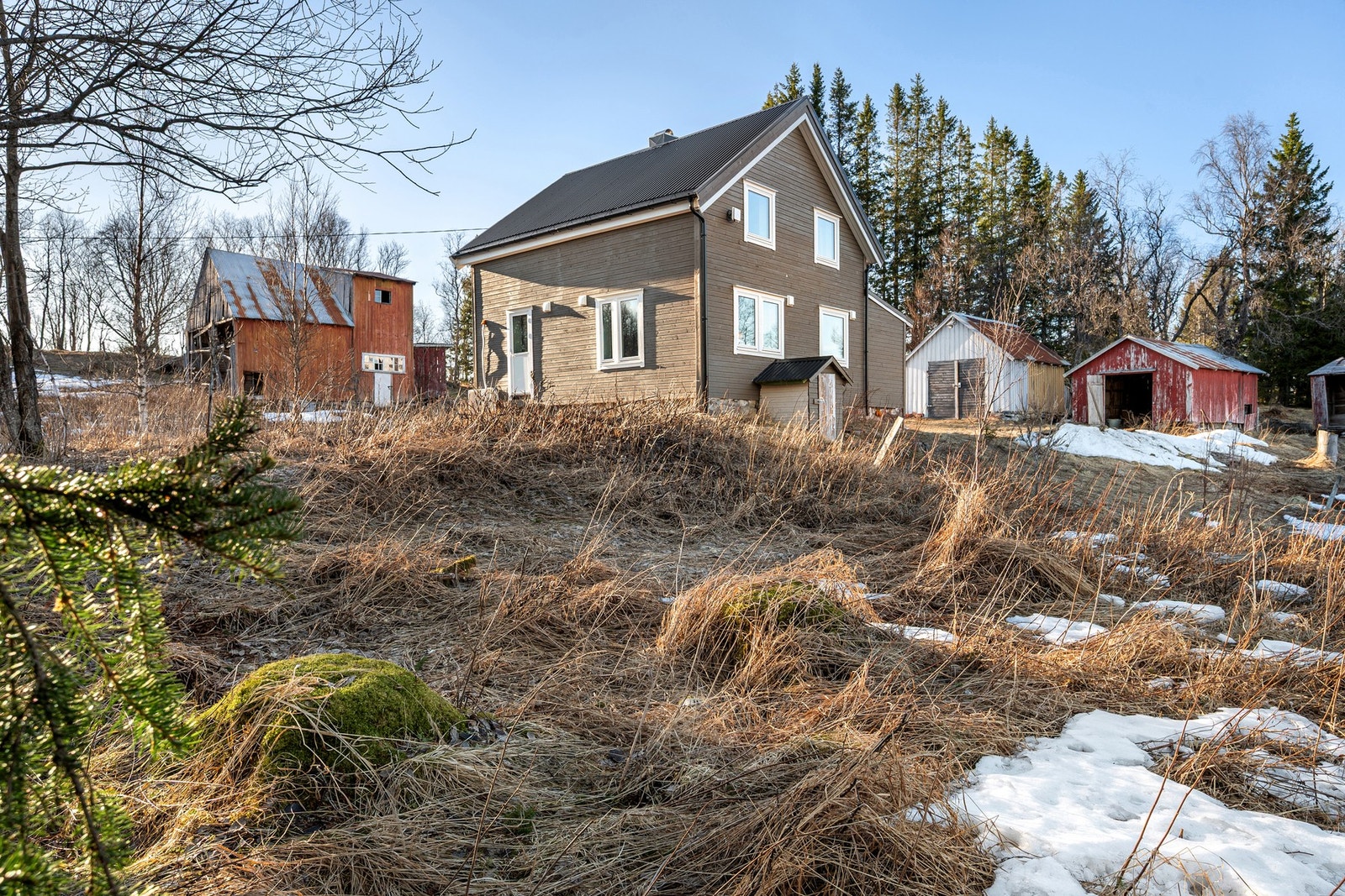På eiendommen er det våningshus, fjøs, garasje og uthus Galleribilde