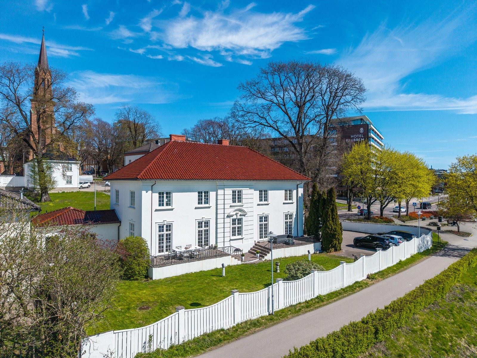 Boligen ligger i overgangen mellom byens sentrum og de rolige områdene langs fjorden. Galleribilde