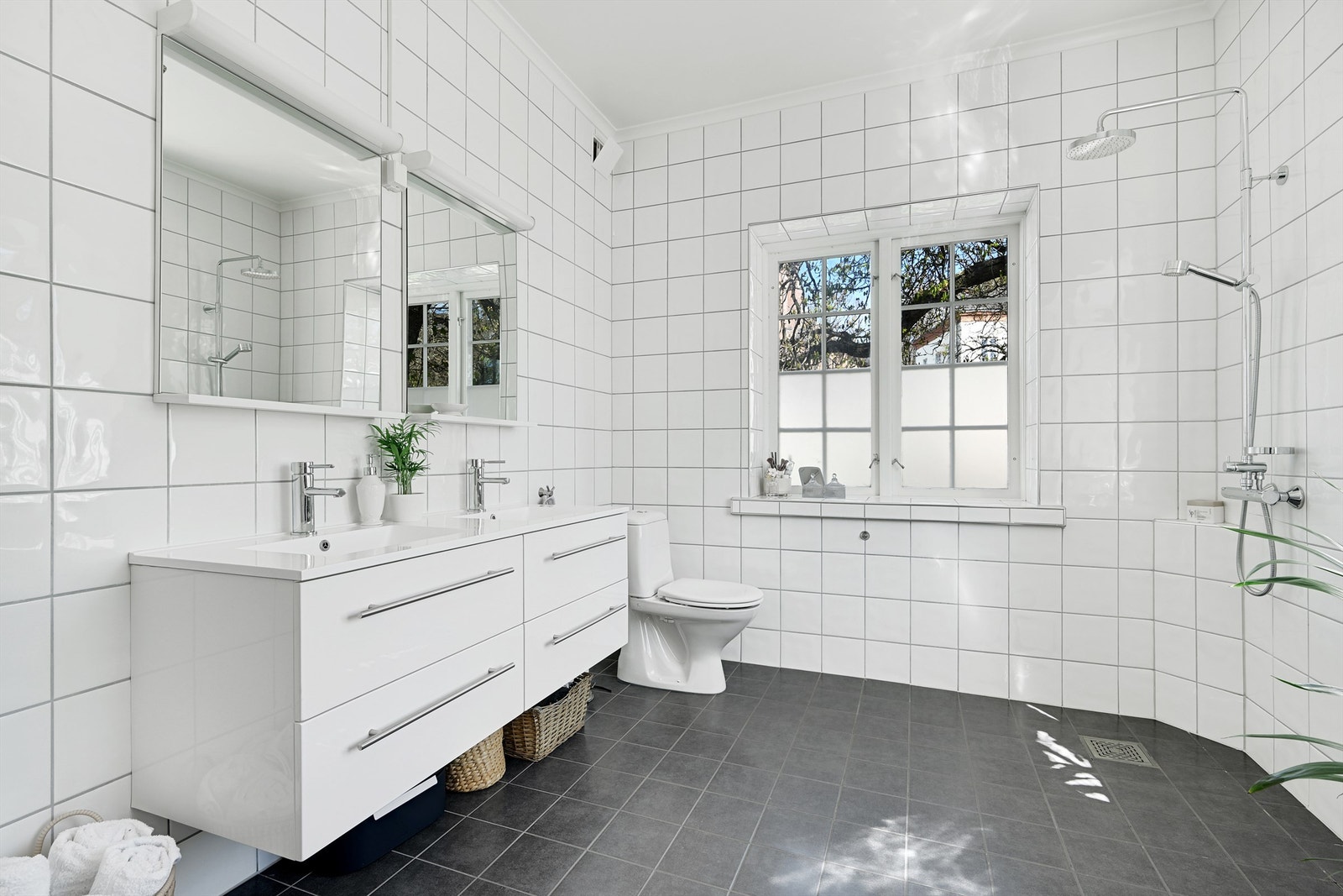 Badet i andre etasje ble modernisert i 2015 og er helfliset. Galleribilde