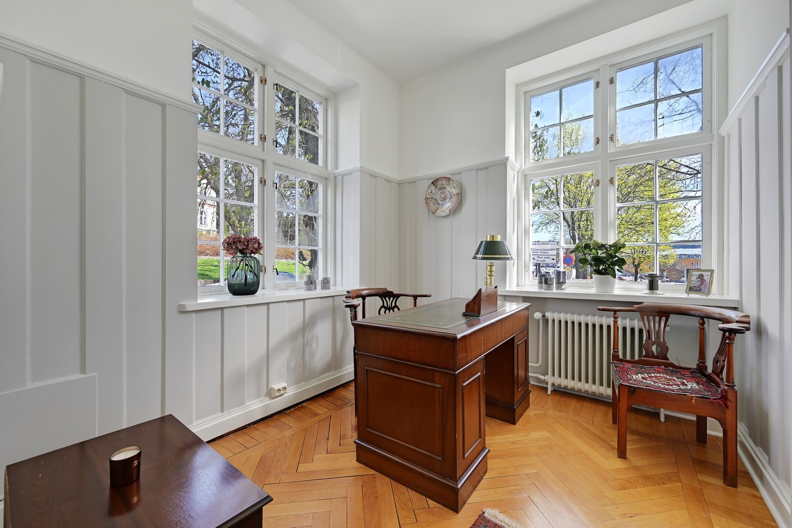 Kontoret i første etasje er en tidligere garasje, ombygget i henhold til tegninger fra 1983. Galleribilde