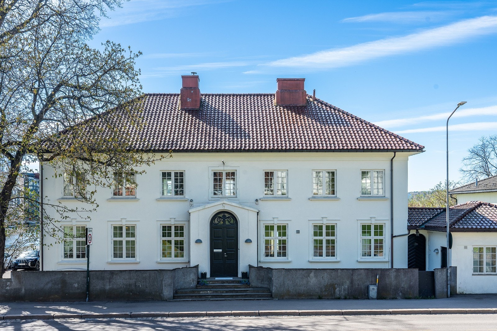 Arkitekttegnet herskapelig villa fra 1925 med tydelig identitet. Galleribilde