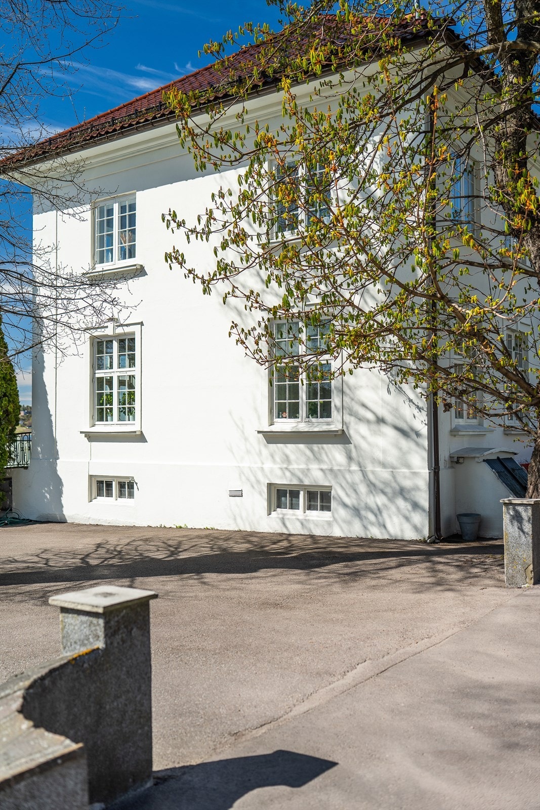 Eiendommen har en stor asfaltert gårdsplass. Galleribilde