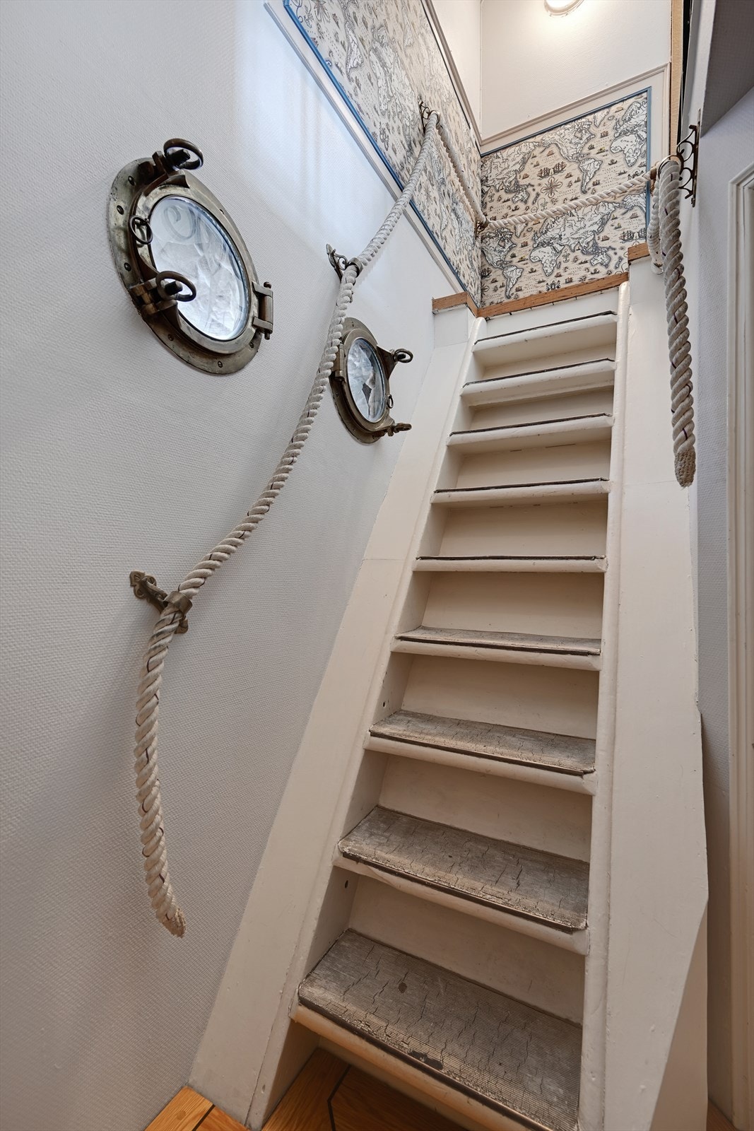 Trappen ned til kjelleren er også holdt i maritim stil. Galleribilde