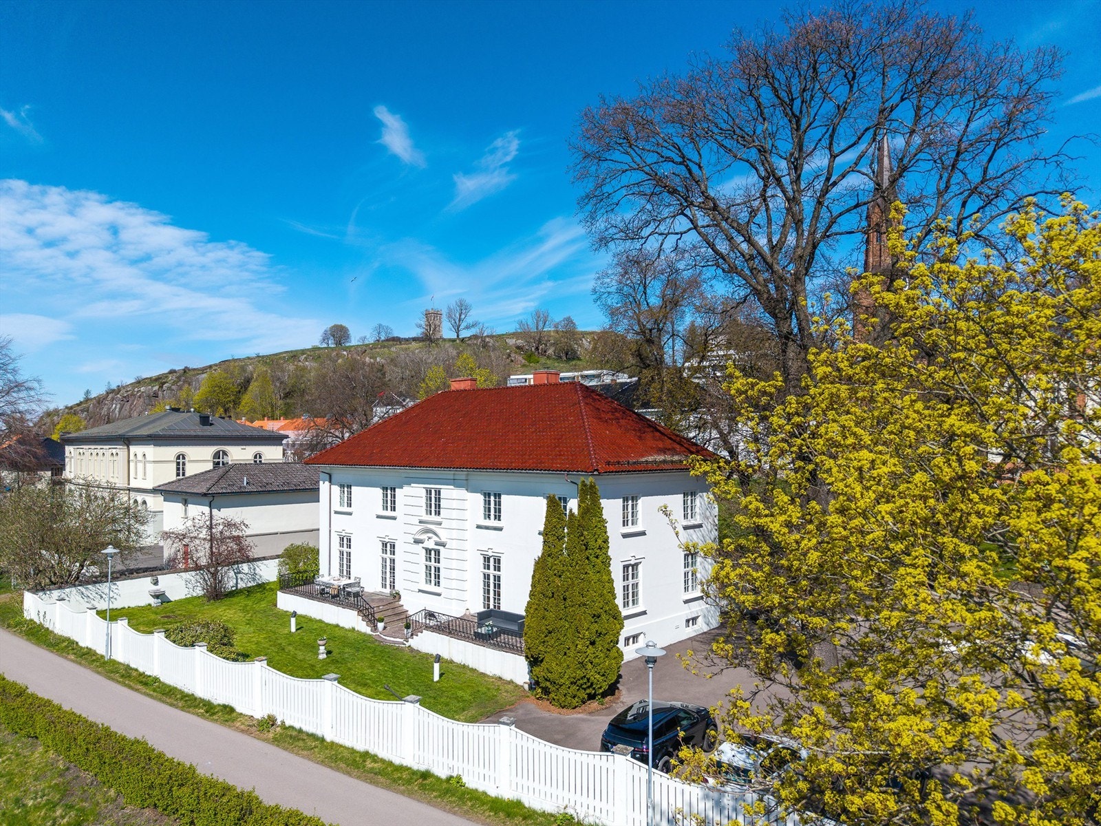 En sentrumsnær beliggenhet ved byfjorden i Tønsberg- Eiendommen ligger vakkert til med Slottsfjellet som et historisk bakteppe. Galleribilde