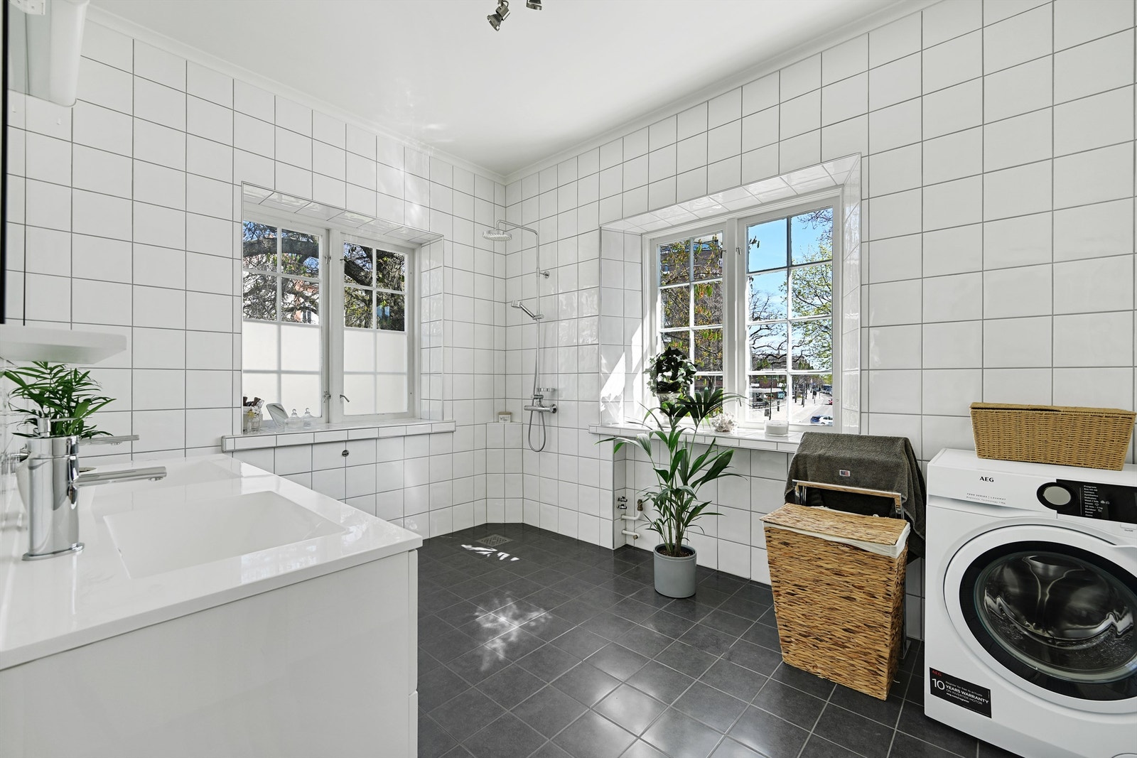 Rommet er kombinert bad og vaskerom, med opplegg for vaskemaskin. Galleribilde