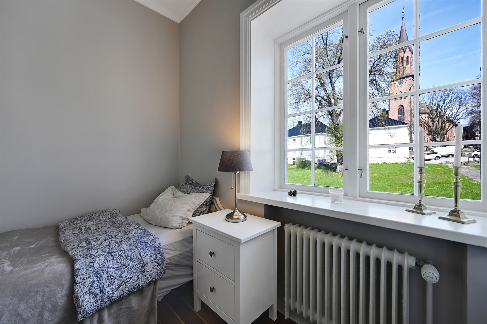 Fra dette rommet ser man Tønsberg domkirke. Galleribilde