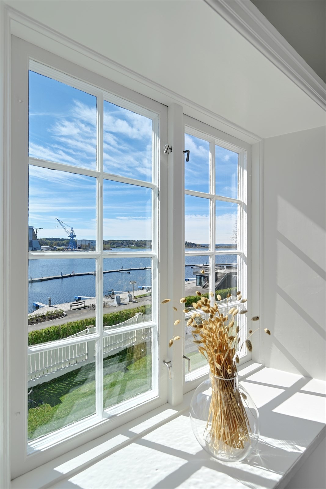 De klassiske vinduene rammer inn utsikten på en vakker måte. Galleribilde