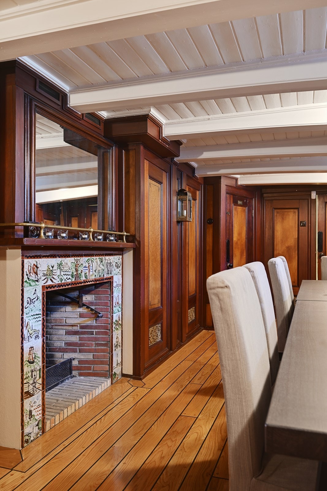 Peisen er omkranset av håndmalte fliser med maritime motiver. (Ikke godkjent til varig opphold) Galleribilde