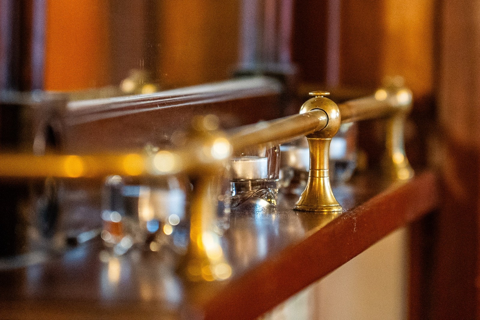 Detaljer i messing på den plassbygde baren. (Ikke godkjent til varig opphold) Galleribilde