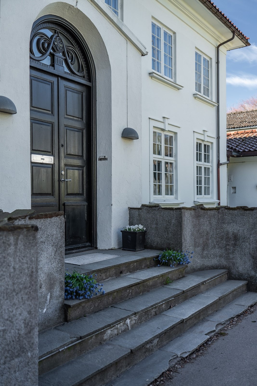 Inngangspartiet er fra gaten, her kommer man inn i entréen og videre inn i en lys hall med tilkomst til rommene i 1. etasje og trappeløp opp til 2. etasje og ned til kjelleretasjen. Galleribilde