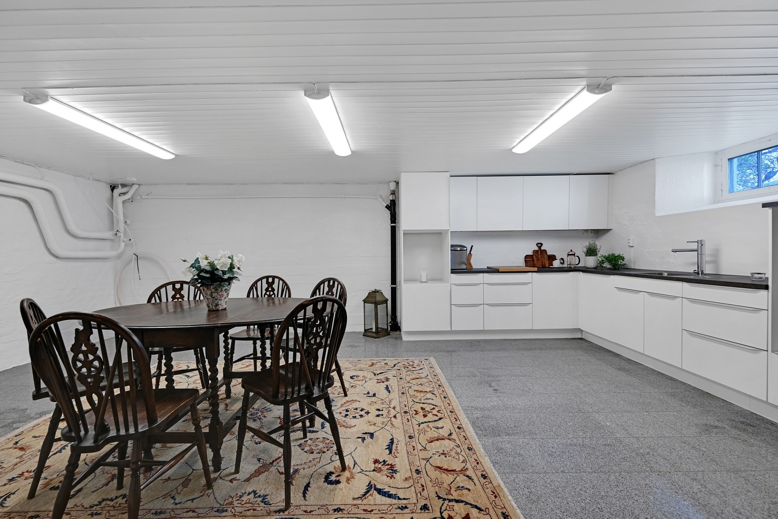 Kjelleren har også et praktisk grovkjøkken med enkel innredning og oppvaskkum. (Ikke godkjent til varig opphold) Galleribilde