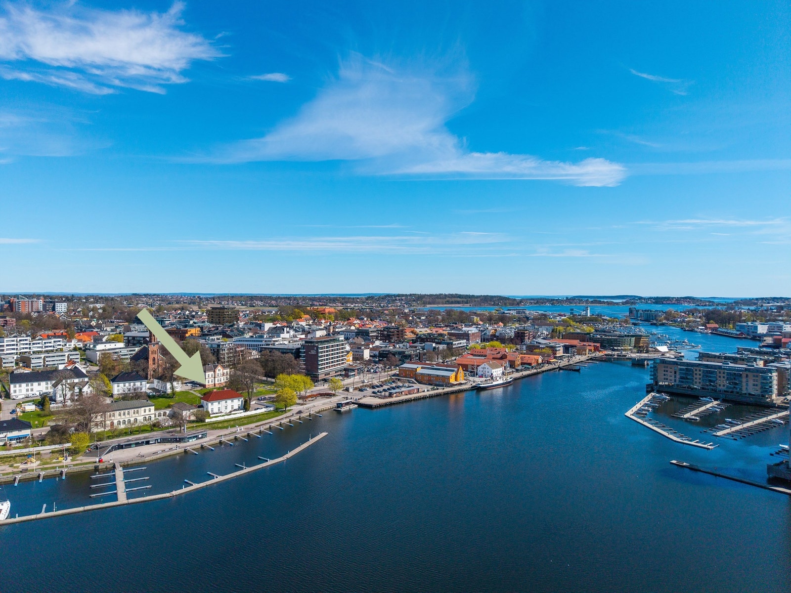 Tønsberg stasjon ligger kun 9 minutters gange unna, med togforbindelse mot Oslo. Galleribilde