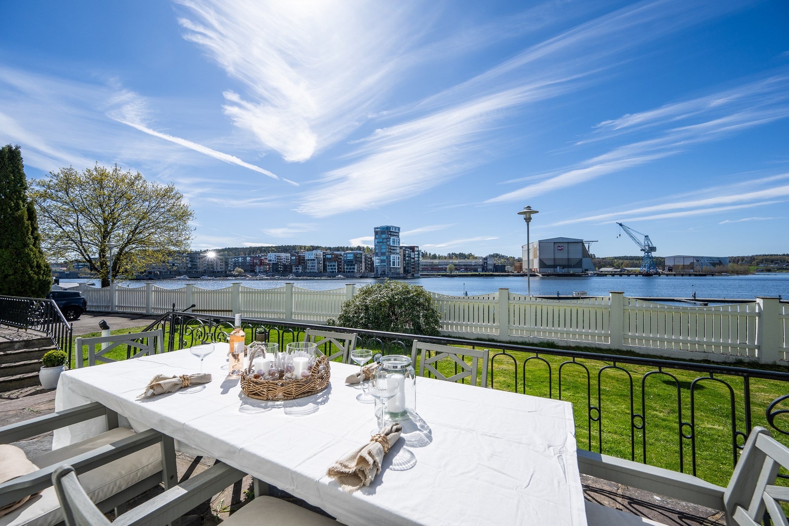 På varme dager er det en drøm å kunne åpne dørene ut til terrassen og nyte nydelige soltimer og fantastisk utsyn utover det myldrende livet i gjestehavnen og på brygga. Galleribilde