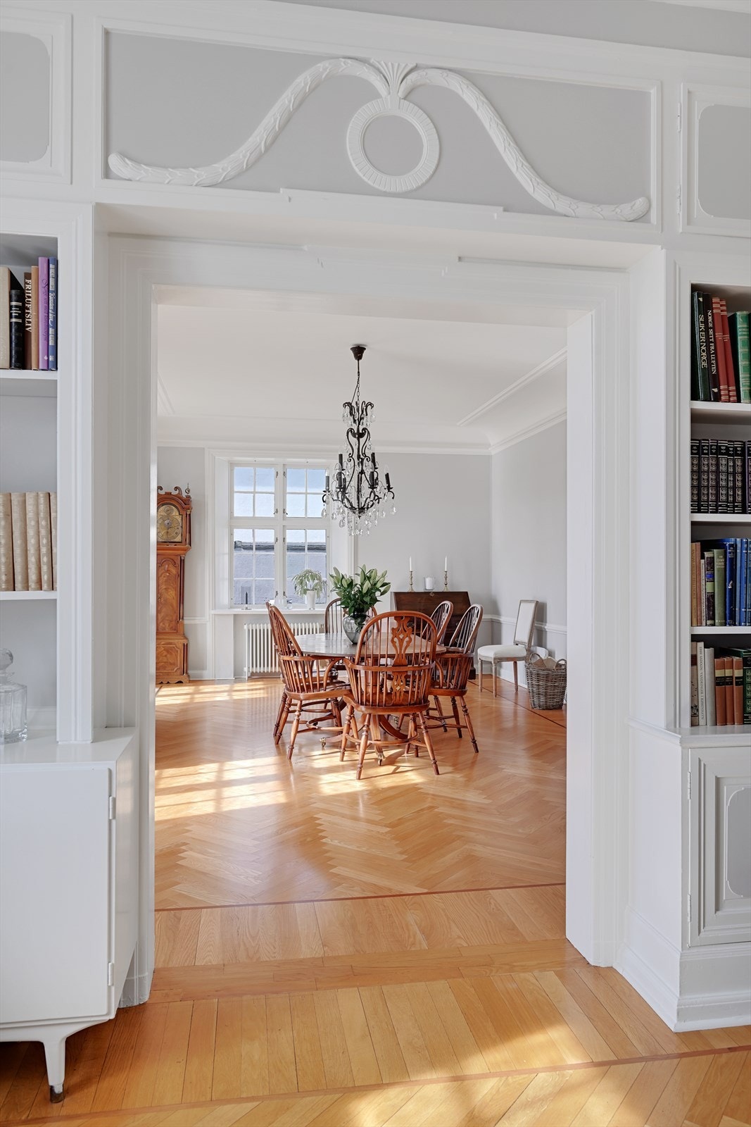 Fra biblioteket er det en fin siktlinje gjennom spisestuen. Galleribilde