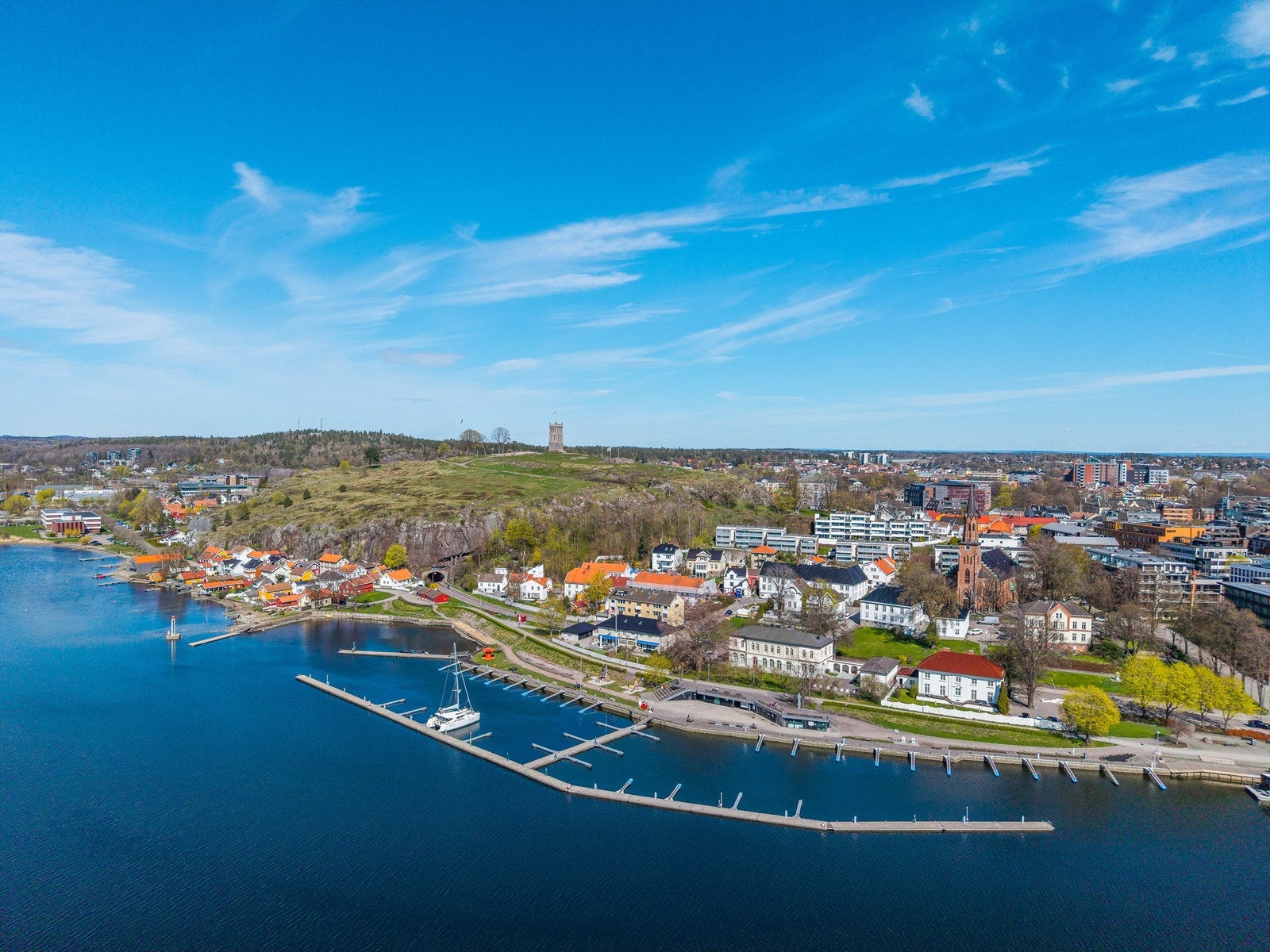 Et oversiktsbilde som viser den unike plasseringen mellom sentrum og fjorden. Galleribilde