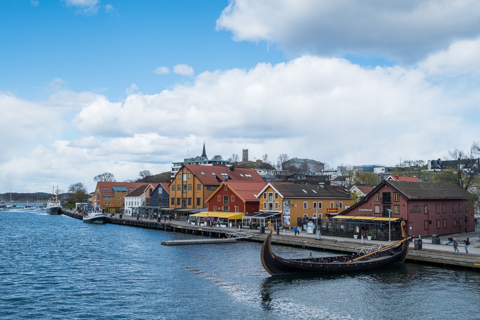 Tønsberg brygge med sitt yrende folkeliv er bare en kort spasertur unna. Galleribilde