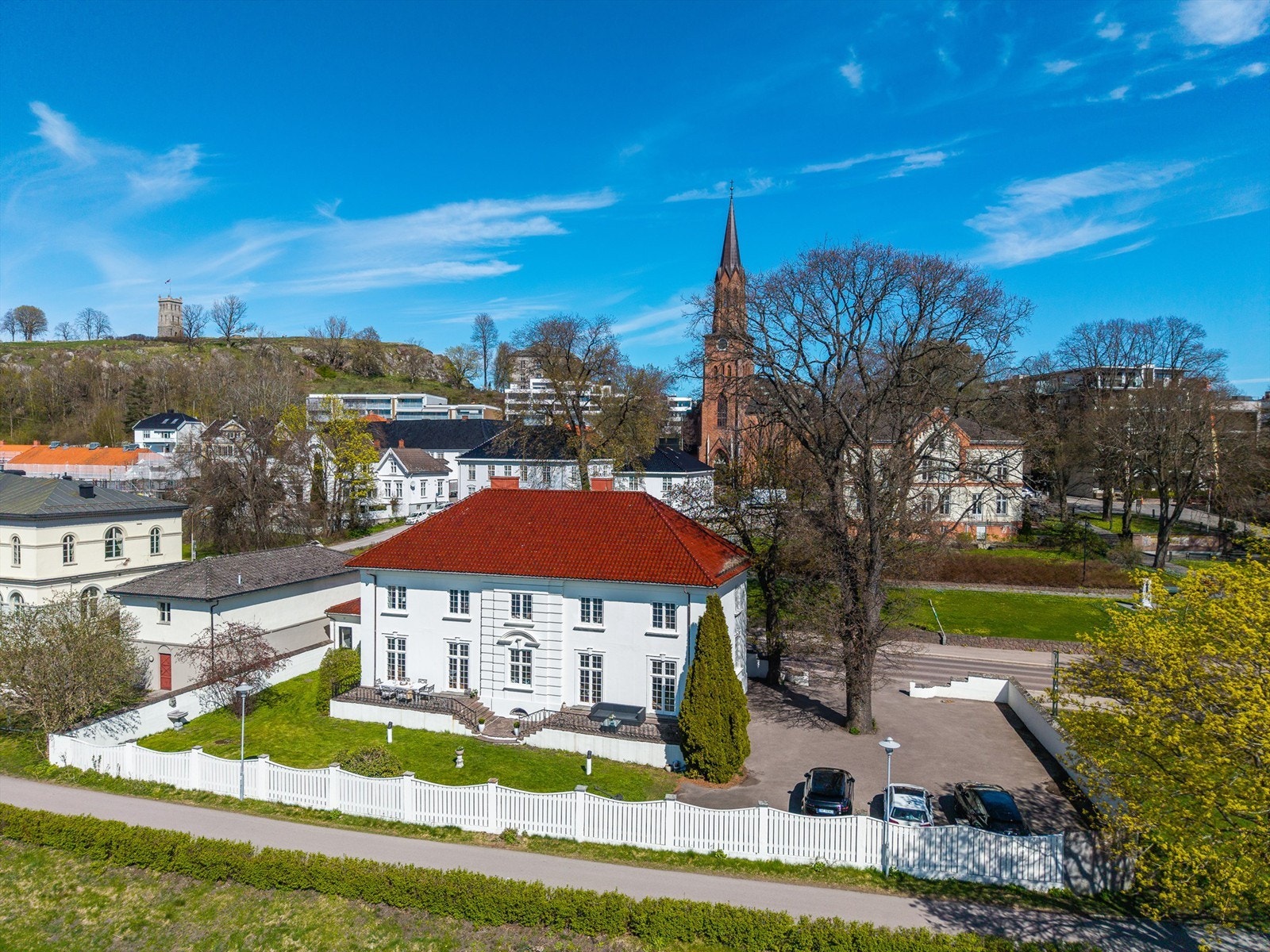 Eiendommen byr på en representativ og gjennomarbeidet planløsning over flere etasjer, med hele tre stuer, seks soverom, kontor, bar- og selskapsrom samt gode lagringsmuligheter. Galleribilde