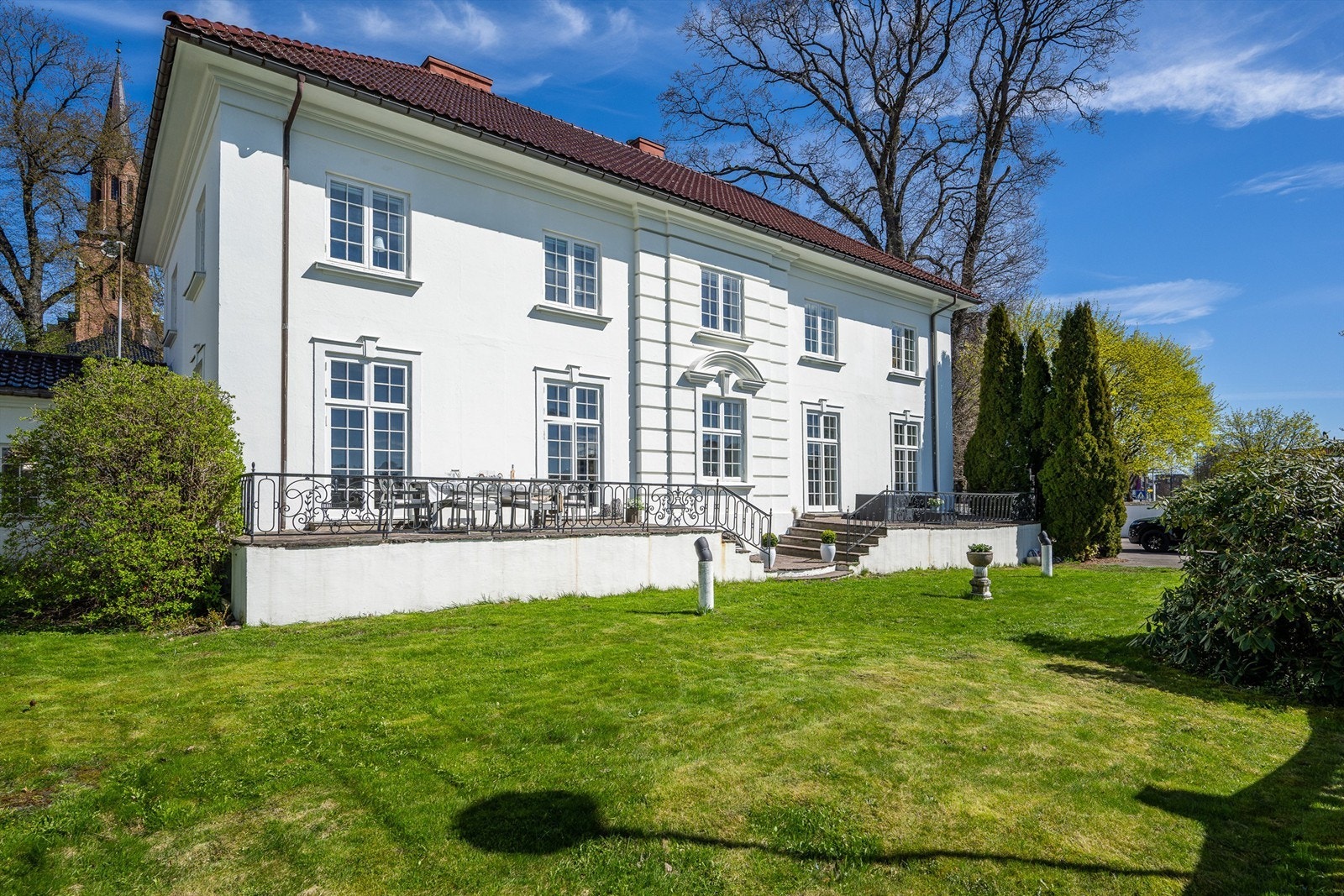 Denne historiske villaen fra 1926 har en unik beliggenhet i Korten, rett ved det historiske Slottsfjellet. Galleribilde