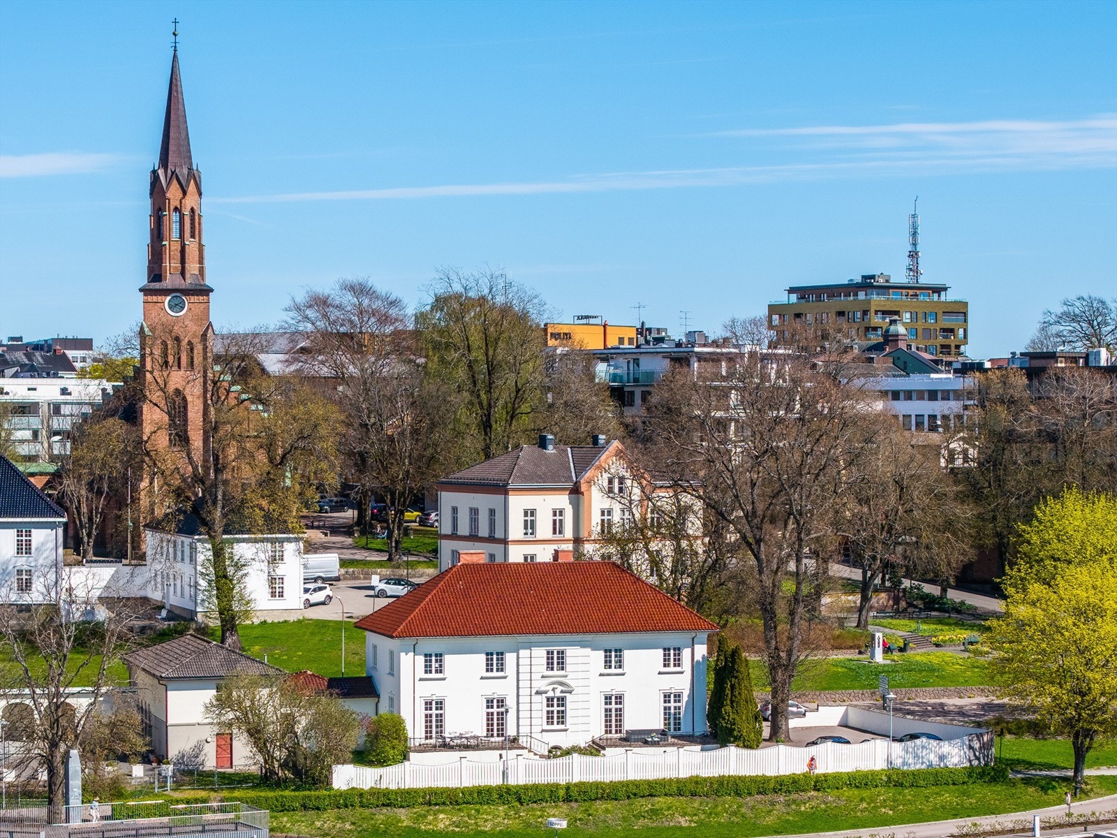 Nærområdet er preget av en blanding av historisk bebyggelse og moderne byliv. Galleribilde