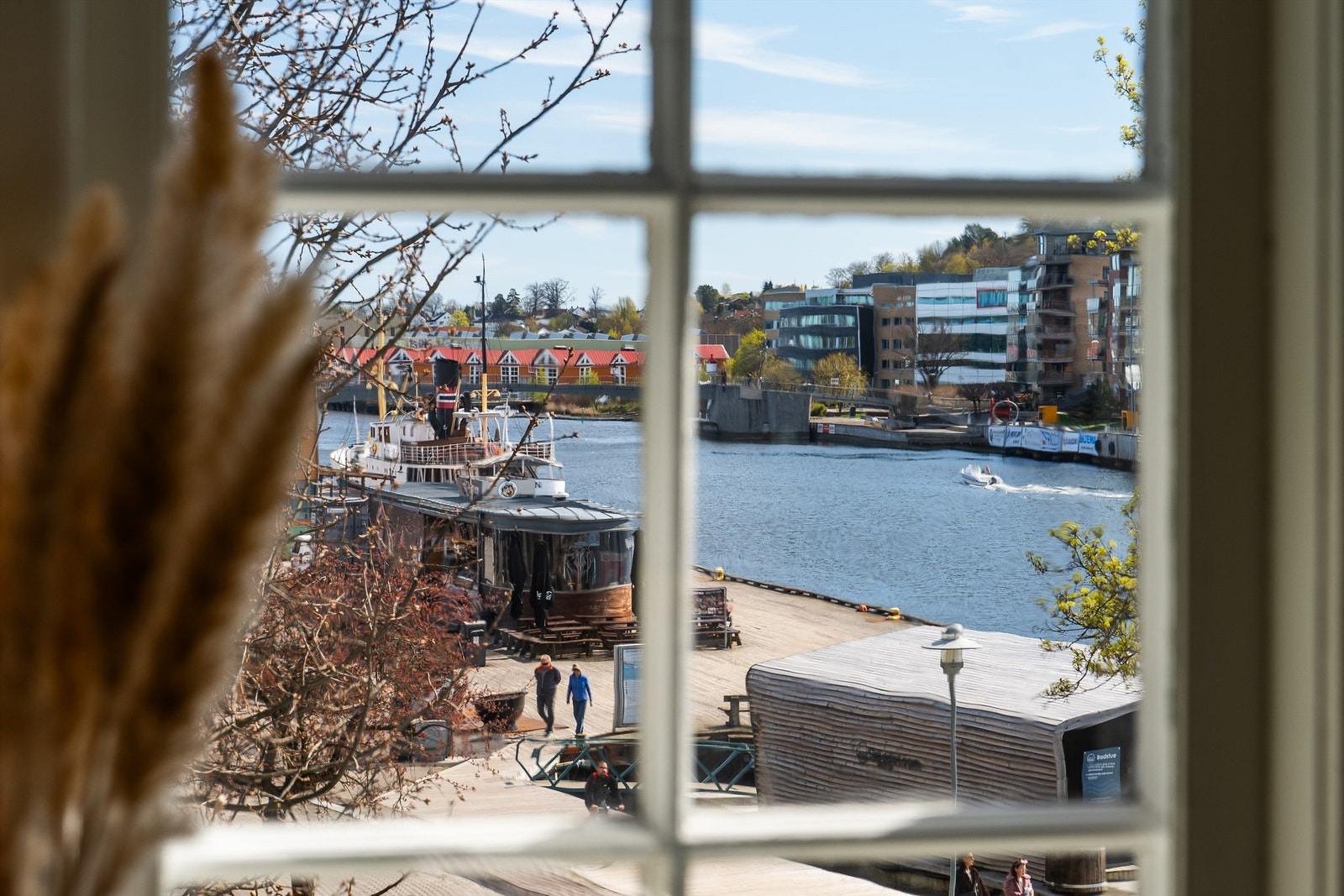 Utsikt fra et av vinduene mot den livlige aktiviteten på fjorden. Galleribilde