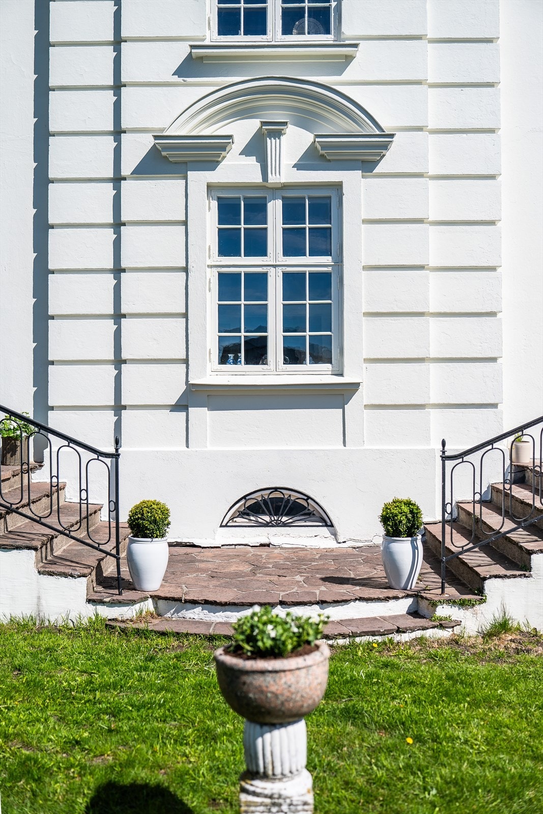 Her kan man la gjestene mingle på terrassen før et hyggelig måltid i spisestuen eller man har dekket på til sommerselskap i hagen, en bedre arena for sammenkomster kan man ikke ha. Galleribilde